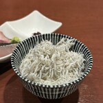 酒肴場 屯 - 釜揚げしらすたっぷり