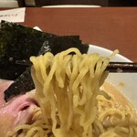 酒肴場 屯 - 黄色い中細ちぢれ麺の食感も抜群！