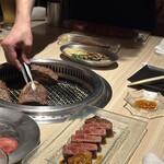 야키니쿠 하나비 메이에키점 - 극선 스테이크가 맛있게 구워지고 있습니다