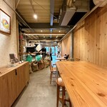 Passage Coffee Roastery - 左手奥に焙煎機があります