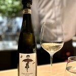 マンサルヴァ - カンティーネ・ディ・マルツォのフィアーノ・ディ・アヴェッリーノ。
      柑橘とミネラル。これは鰤のお皿との相性もとても分かりやすい一杯。