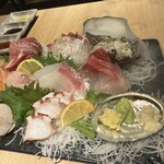 板前バル LIVE FISH MARKET - 刺身盛り合わせ