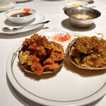 中国飯店 - 上海蟹の姿蒸し（メス/左、オス/右）