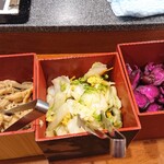 Tempura Meshi Fukumatsu - 左が日替わりおかず、お漬物２つ。白菜やさしくて美味しい。