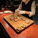 中国飯店 - 上海蟹を丁寧に剥いていく作業は圧巻です！