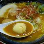 神明 - 赤味噌が強く出てるスープ
