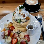 LIKO CAFE - 季節のフルーツパンケーキ(ふわふわ生地)、カフェラテ