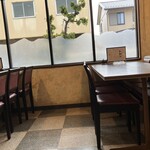 多つ美 - 店内