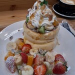 LIKO CAFE - 季節のフルーツパンケーキ(ふわふわ生地)1500円＋200円(ふわふわ生地)、カフェラテ400円(セット価格)