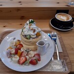 LIKO CAFE - 季節のフルーツパンケーキ(ふわふわ生地)、カフェラテ　合計1900円税込