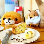 喫茶こん - おやつ　おのみもの付(￥800)。バナナとホワイトチョコのケーキ&ホットコーヒーでっせ！