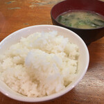 とんかつ 赤坂 水野 - ご飯と味噌汁