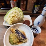 鉄火 本店 - お通しの天ぷらとキャベツ、熱燗