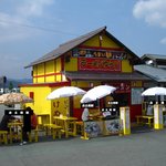 ラーメンゆうじ - 目立つ色と看板（人物は自主規制で修正しています）