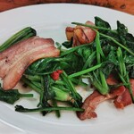 ビストロ マキムシ - 鹿児島アクなし生食ほうれん草とパンチェッタソテー900円税抜