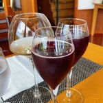 オチガビ - 【2023年08月】左奥のワインはカミさんが美味しそうに飲んでいました。右奥と手前のぶどうジュースは私と子供の分。　ワインも旨いけど、ぶどうジュースも絶品級に旨い(〃ω〃)