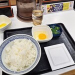 Yoshinoya - お替りしたご飯大盛、納豆二皿目、追加した生卵