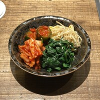 和牛料理 一石三鳥 - キムチとナムル 盛り合わせ
