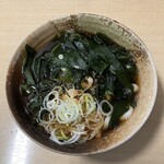 えきめんや - わかめうどん。