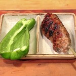 やきとり 正や - つくね(タレ)と生ピーマン半分