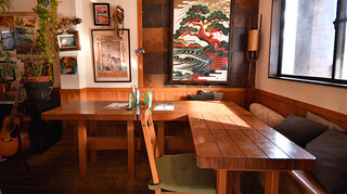 Shounan Shokudou - たっぷり座れるテーブル