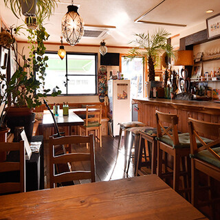 reserved OK! A warm interior typical of Chigasaki, with trees and ornamental plants.