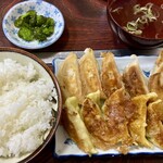 Shisen Inshou - 合盛定食。普通の餃子と生姜餃子（手前。皮が黄色い）6ヶずつ。