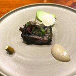 馳走西健一 - 活〆サバの炭火炙り、菊芋、カリフラワーのピューレ