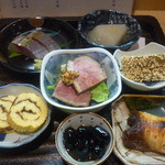 みよし - お造里、焼魚、合鴨ロース赤ワイン煮、黒豆蜜煮、たたき牛蒡、聖護院大根含め煮、伊達巻玉子