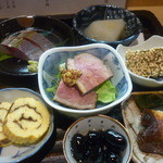 みよし - お造里、焼魚、合鴨ロース赤ワイン煮、黒豆蜜煮、たたき牛蒡、聖護院大根含め煮、伊達巻玉子