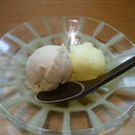 みよし - アイスクリーム（ヘーゼルナッツと柚子のシャーベット）