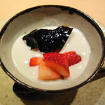 神楽坂 石かわ - いちごミルク　黒蜜ゼリー