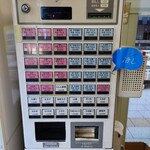 加賀 - 玄関入ってすぐ左の券売機。最近続いている値上げはしょうがない。