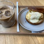 MONNAKA COFFEE - 深煎りアイスカフェラテ&たまごとチーズのサンドイッチ