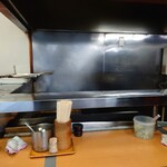 加賀 - 厨房前のL字カウンター。