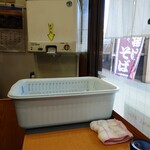 加賀 - お水は玄関入って右奥のサーバーからセルフで。