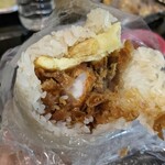 永和豆漿 - 鶏肉と卵のおにぎり。甘い揚げパンが美味しさの秘訣！