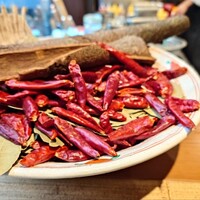 月居 赤坂 - カウンターに置いてある唐辛子(食べてはいません…念の為)