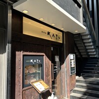焼肉家 KAZU 神楽坂 - お店を出た時は奥の階段の上まで行列。