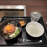 焼肉家 KAZU 神楽坂 - ローストビーフ丼（990円）。実物は豪華に見えます！