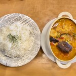 Kikuya Curry - じゃが芋・ハンバーグ・カリー×バター・マサラ カリーソース
