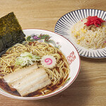 Showa Chinese noodles and half-cooked rice set meal