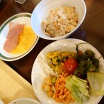 Resutoran Tsuta - スクランブルエッグ、ベーコン、たこ飯、サラダ色々