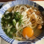 山下うどん - かけうどん、卵トッピング