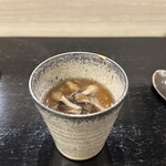 島津 - 【黒舞茸と蛤の茶碗蒸し】★★★★★
      舞茸の芳醇な香りと出汁と玉子のの綺麗な甘旨味が馴染み、食感は軽やかに、味わいは深い素晴らしい一口に！
      中の蛤が旨味のトーンを深め、食べながら表情を変えていく。