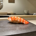 島津 - 【車海老】長崎★★★★
      厚みある身はパツンとした食感を生みながら、しっかりと握るとこでシャリとの一体感を損なわず、香りと甘味を色濃く感じさせてくれる！