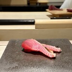 島津 - 【すま鰹】長崎★★★★★
      しっとりした身は見るだけでうまそう！
      脂乗った滑らかな身からのあまみと旨味を生姜醤油がしっかりとまとめて、冬らしいうまさが完成！
      