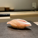 島津 - 【春子鯛】★★★★
      綺麗に口溶けして、シャリの酸味で柔らかに味わいが膨らみ、しみじみと美味しさを感じさせてくれる。