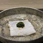 島津 - 【太刀魚酒蒸し】江戸前★★★★★
      2kgアップの江戸前の太刀魚。
      柔らかな繊維が口溶けして、噛むと香りと旨味とが膨よかにブワーッと溢れ、寒い体に沁みる。口から全身が整う美味さ。