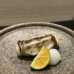 島津 - 【エボダイ】横須賀　★★★★★
      一夜干し。脱水されつつも程よく保水され、絶妙な水分量でとろけるような素晴らしい口当たりを生み、そこから凝縮された旨味が口中に潤と広がり、一噛みで虜になる！
      